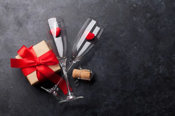 Valentinstag Grußkarte Mit Champagnergläsern Und Bonbonherzen Auf Steinhintergrund — Stockfoto