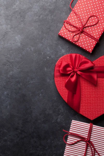 Valentinstag Grußkarte Mit Herz Geschenkschachteln Auf Holzgrund — Stockfoto