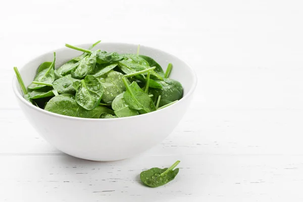 Tuin Spinazie Salade Bowl Houten Tafel Bekijken Met Kopie Ruimte — Stockfoto