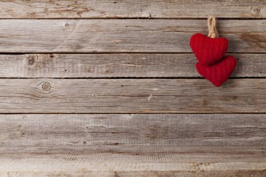 Sevgililer günü tebrik kartı ahşap duvar önünde oyuncak yürekleri. Selam ile alan