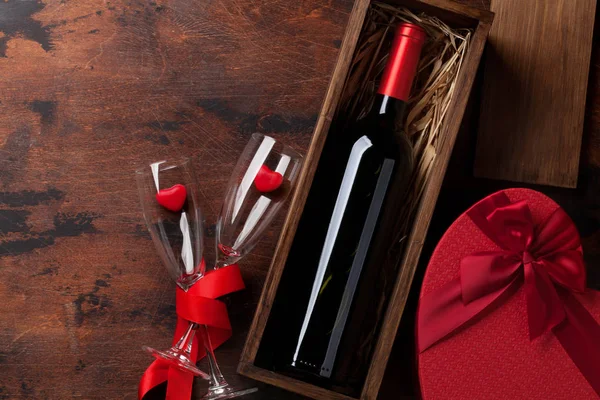 Valentinstag Grußkarte Mit Rotweinflasche Und Geschenkbox Auf Holzgrund — Stockfoto