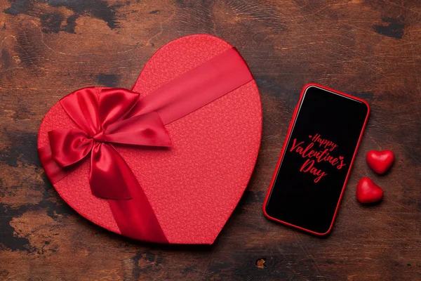 모양의 상자와 배경에 스마트폰 발렌타인의 인사말 인사말 스마트폰 App 평면에 — 스톡 사진