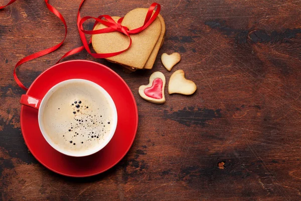 情人节贺卡与咖啡杯和心形饼干在木制背景 顶部视图与空间为您的问候 — 图库照片