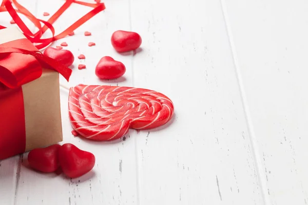 Valentinstag Grußkarte Mit Bonbons Und Geschenkschachtel Auf Holzgrund Mit Platz — Stockfoto