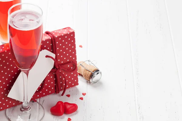 木製の背景にバラのシャンパンと愛ギフト ボックス バレンタインのグリーティング カード あなたの挨拶のためのスペースと — ストック写真