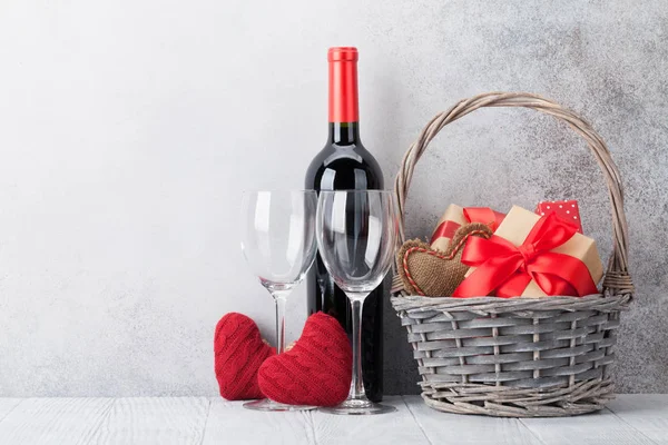 Dia Dos Namorados Cartão Saudação Com Vinho Tinto Presentes Cesta — Fotografia de Stock