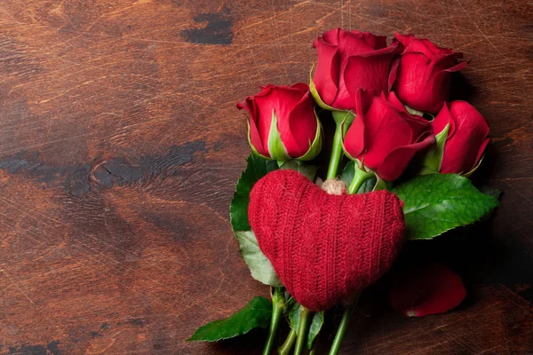 Valentinstag Grußkarte Mit Rotem Rosenstrauß Und Gestricktem Herz Auf Holzgrund — Stockfoto