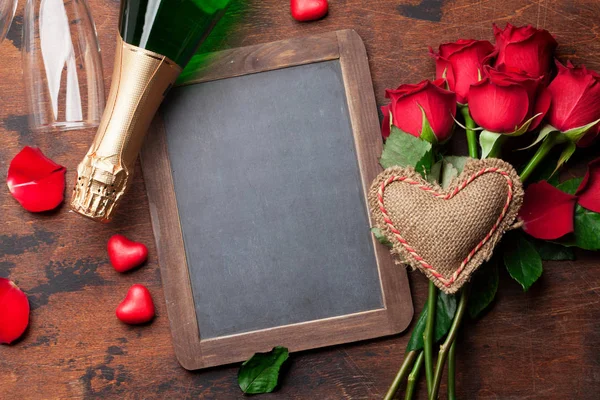 情人节贺卡与红玫瑰花花束在木背景 — 图库照片