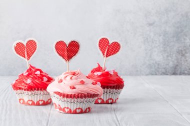 Sevgililer günü tebrik kartı taş zemin üzerine lezzetli tatlı kekler