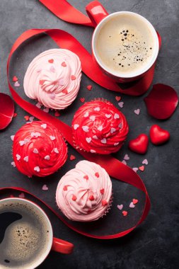 Sevgililer günü tebrik kartı taş zemin üzerine lezzetli tatlı kekler