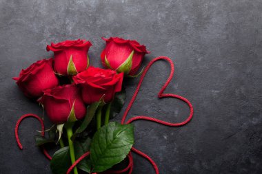 Sevgililer günü tebrik kartı taş zemin üzerine kırmızı gül çiçekler Buket ve kalp şeklinde