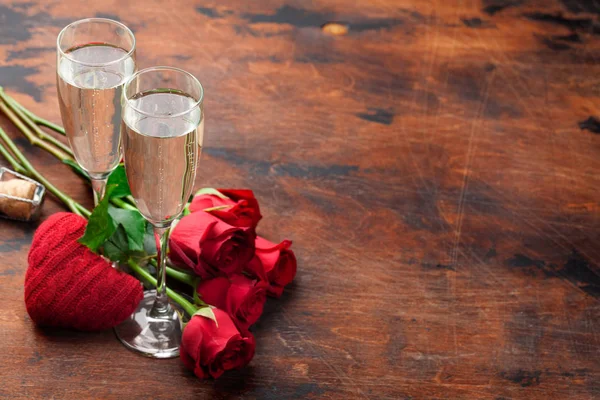 Alla Hjärtans Dag Gratulationskort Med Röda Rosor Och Champagne — Stockfoto