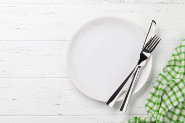 Çatal bıçak takımı ile akşam yemeği plaka ayarı. Üstten Görünüm kopya alanı ile. Düz yatıyordu