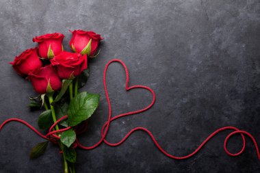 Sevgililer günü tebrik kartı taş zemin üzerine kırmızı gül çiçekler Buket ve kalp şeklinde