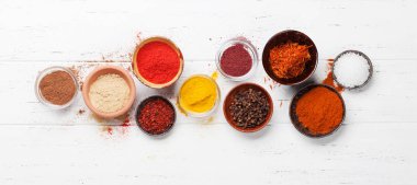 Çeşitli baharatlar ve otlar ahşap arka plan üzerinde kümesi. Üstten Görünüm. Düz yatıyordu