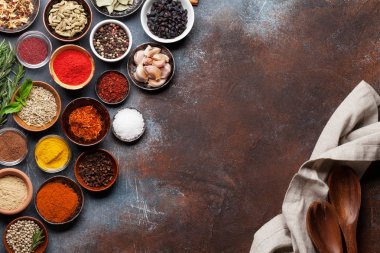Çeşitli baharatlar ve otlar taş zemin üzerine