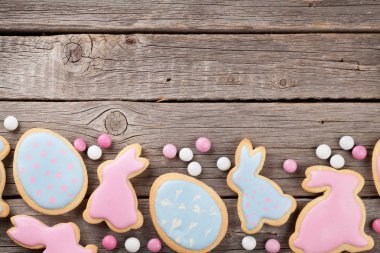 Ahşap tablo Easter gingerbread çerezleri. Tavşan ve yumurta. Tebrik kartı. Selam yeri olan Üstten Görünüm
