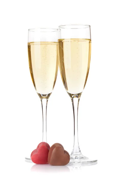 バレンタインデー チョコレート心とシャンパン グラス 白い背景に分離 — ストック写真