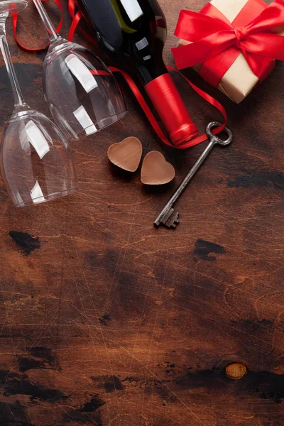 Valentijnsdag Wenskaart Met Fles Wijn Chocolade Harten Sleutel Gift Box — Stockfoto