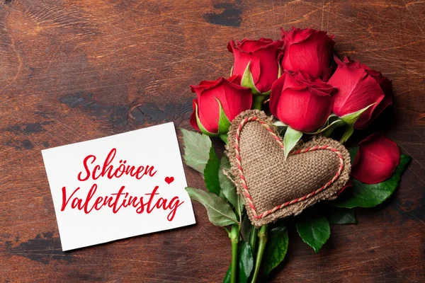 Valentinstag Grußkarte Mit Rotem Rosenstrauß Und Gestricktem Herz Auf Holzgrund — Stockfoto