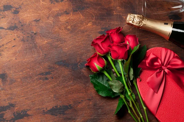 Dia Dos Namorados Cartão Saudação Com Vermelho Rosa Flores Buquê — Fotografia de Stock