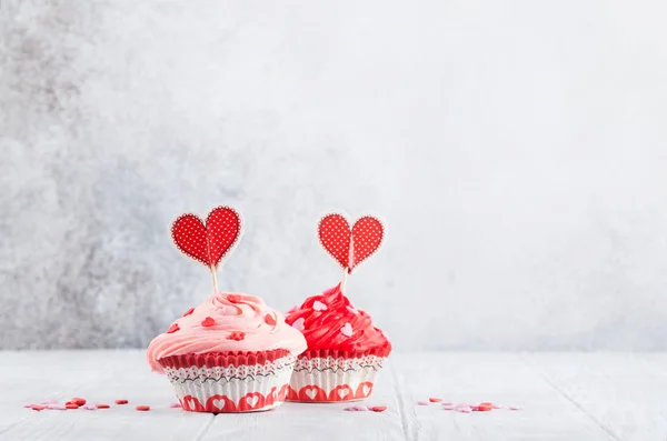 Valentinstag Grußkarte Mit Leckeren Süßen Cupcakes Auf Steinhintergrund — Stockfoto