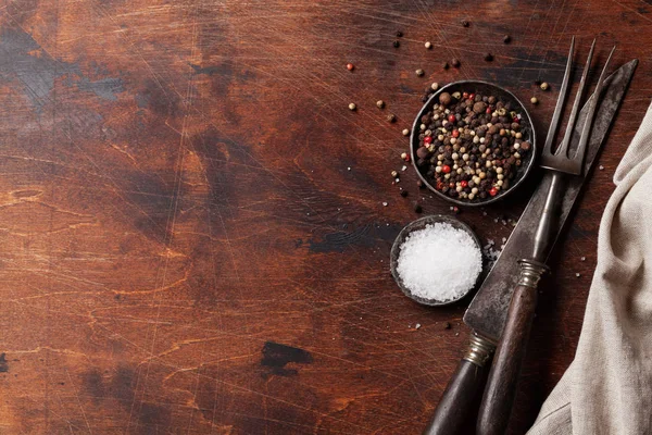 Kruiden Voor Het Vlees Keukengerei Zout Peper Houten Keuken Tafel — Stockfoto