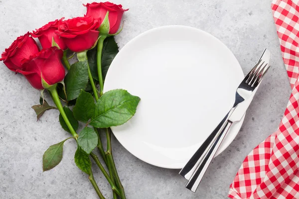 赤いバラの花束とバレンタインのグリーティング カード夕食の設定 あなたの挨拶のためのスペースのトップ ビュー — ストック写真