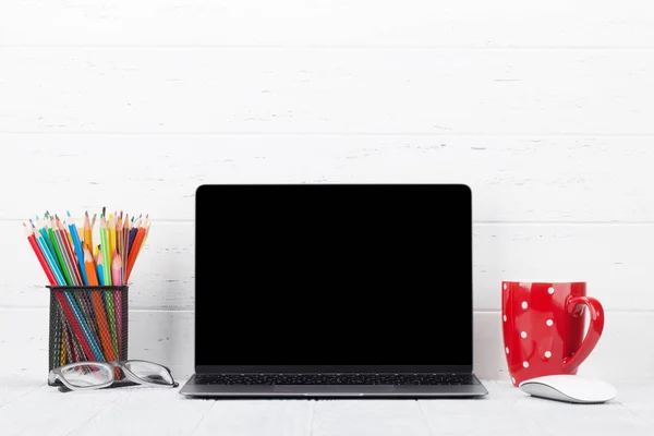 Loft Home Office Arbeitsplatz Mit Leerem Schwarzen Bildschirm Laptop Kaffeetasse — Stockfoto