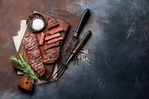 Top Blade Denver Grilled Steak Cutting Board Top View Copy — Stock Photo, Image