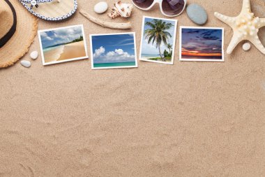 Tatil arka plan kavramı güneş gözlüğü, plaj şapka, kabukları ve fotoğraflar ile kum zemin üzerinde seyahat. Üstten görünüm kopya alanı ile. Düz yatıyordu. Bana tarafından çekilen tüm fotoğrafları