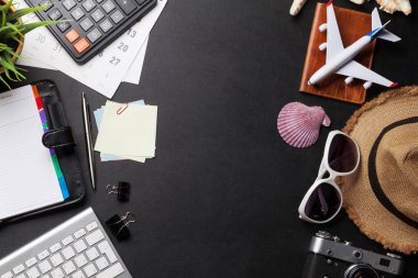 İş seyahat gezi kavramı. Resepsiyon masasında aksesuarları. PC klavye, pasaport, not defteri, kamera ve uçak oyuncak. Kopya alanı ile Üstten Görünüm