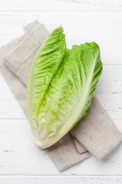 Ahşap masa üzerinde Romaine marul salatası. Üstten Görünüm