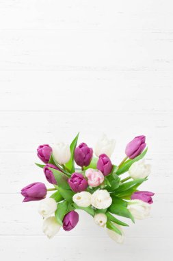 Lale çiçek kokulu beyaz ahşap zemin üzerinde paskalya tebrik kartı