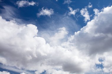 Mavi gökyüzü ve kopyalama alanı olan bulutlar