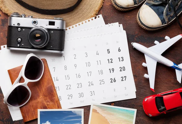 Conceito Férias Viagem Com Chapéu Sol Câmera Passaporte Brinquedo Avião — Fotografia de Stock