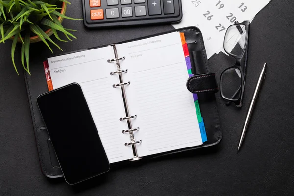 Mesa Trabajo Oficina Con Suministros Smartphone Acostado Vista Superior Con —  Fotos de Stock