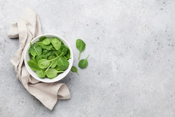 Tuin Spinazie Salade Bowl Stenen Tafel Bovenaanzicht Met Kopie Ruimte — Stockfoto