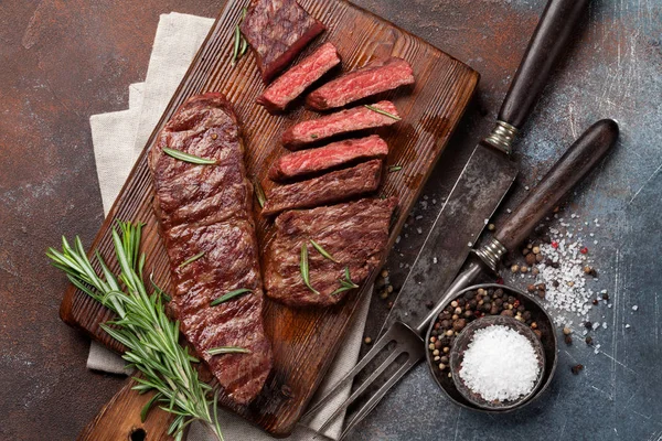 Top Blade Denver Grilled Steak Cutting Board Top View — Stock Photo, Image