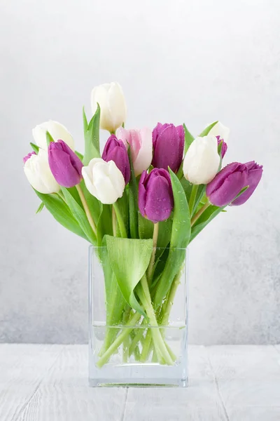 Biglietto Auguri Pasquale Con Bouquet Fiori Tulipano Sfondo Bianco Legno — Foto Stock