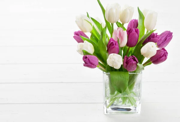 Tarjeta Felicitación Pascua Con Flores Tulipán Ramo Sobre Fondo Madera — Foto de Stock