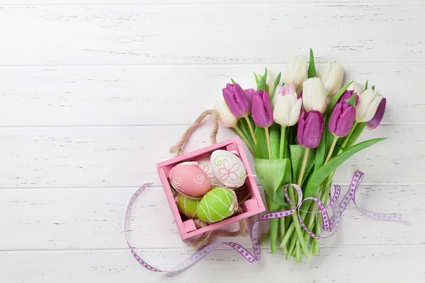 Ostergrußkarte Mit Tulpenblütenstrauß Und Ostereiern Blick Von Oben Auf Weißen — Stockfoto