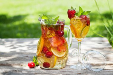 Ev yapımı limonata veya sangria yaz meyve ve çilek ile. Açık. Senin metin için ile yer