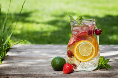 Ev yapımı limonata veya sangria yaz meyve ve çilek ile. Açık. Senin metin için ile yer