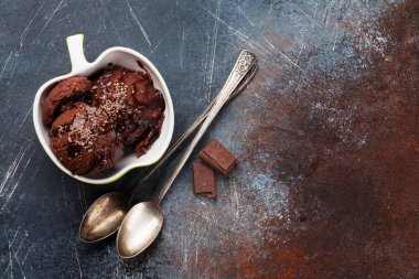 Çikolatalı dondurma. Metin alanı olan üstten görünüm