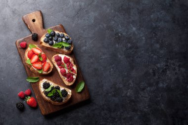 Brushetta veya çeşitli meyveleri ile geleneksel İspanyolca tapas. Meze İtalyan antipasti aperatifler ayarlayın. Üstten Görünüm ve düz metin için yer ile göklere