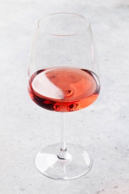 Şarap cam taş zemin üzerinde yükseldi