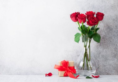 Sevgililer günü tebrik kartı hediye kutusu ve gül çiçek buketi. Selam ile alan