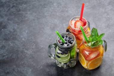 Yaz meyve ve çilek ile taze limonata kavanoz. Senin metin için ile yer