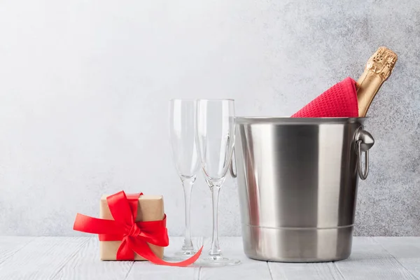 Открытка День Святого Валентина Розовым Шампанским Подарочной Коробкой Пространством Поздравлений — стоковое фото